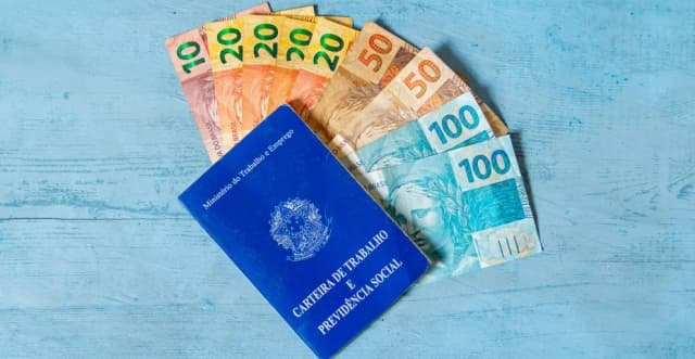 Crédito consignado CLT: entenda como funciona e se vale a pena contratar